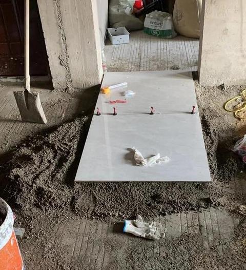 陶瓷瓷砖铺设全攻略：步骤与技巧详解