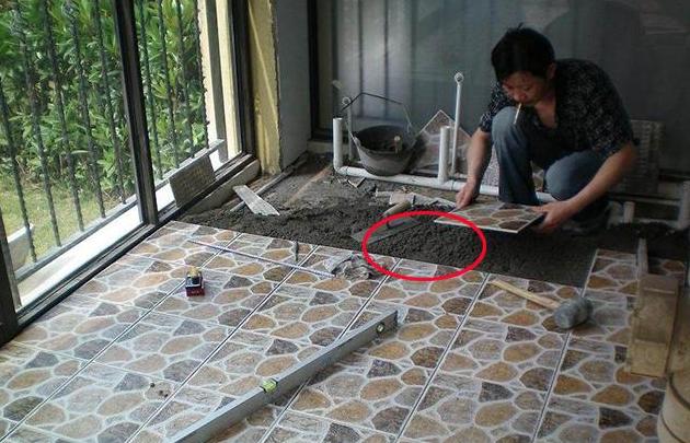 铺地砖背面素水泥用不用掺沙子