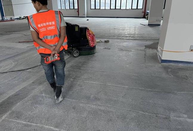 水泥地反潮处理：地板漆vs地板革，哪种方案更优？