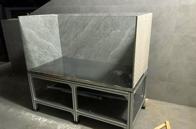 鱼缸玻璃厚度选择指南：150×60×80cm鱼缸用多少厚？
