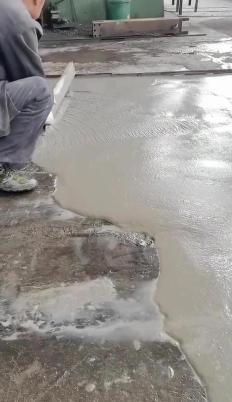 水泥地面铺设地胶的注意事项及PVC地板适用性分析