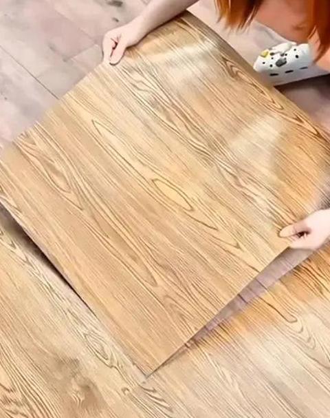 水泥地面地板贴与地板革对比及铺设指南