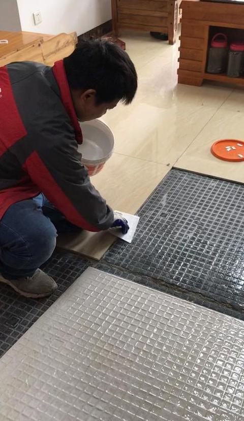 瓷砖地板保养与清洁攻略：日常维护方法解析