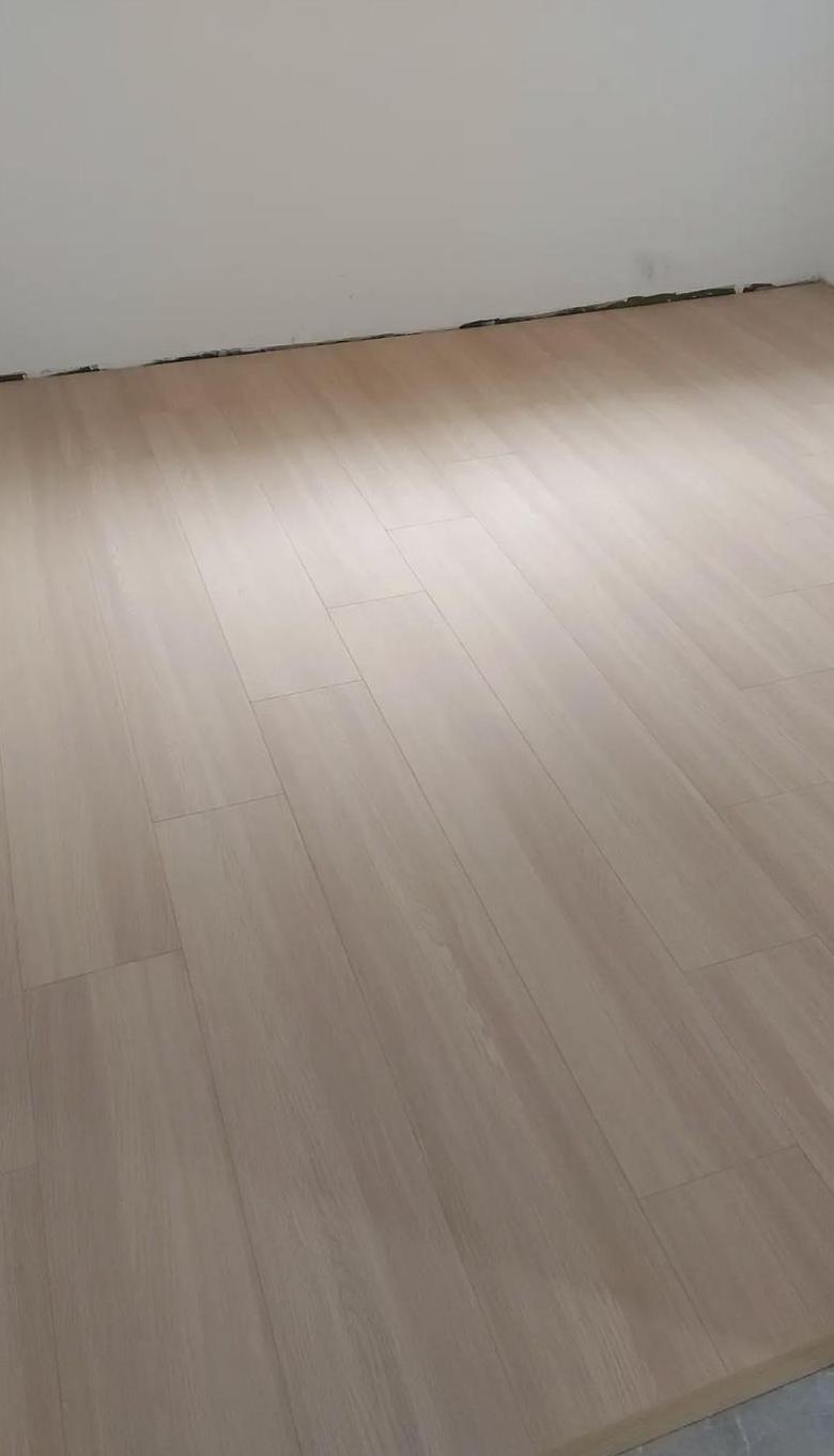 实木地板上是否可以贴地板贴？