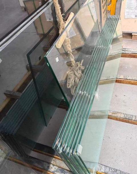 双层玻璃破碎了会掉下来吗？揭秘安全玻璃的秘密