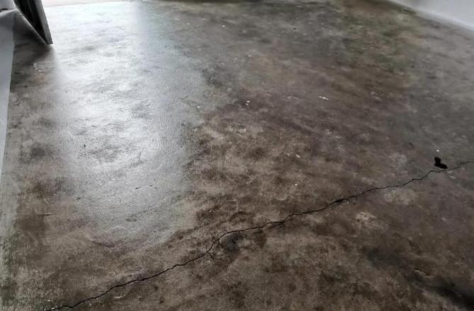 水泥地坪浇后洒水时间指南