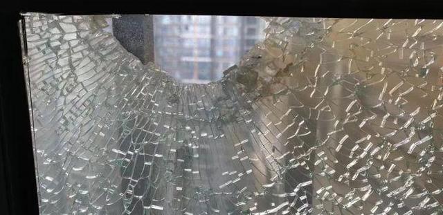 梦见汽车前挡风玻璃破碎的吉凶预兆解析