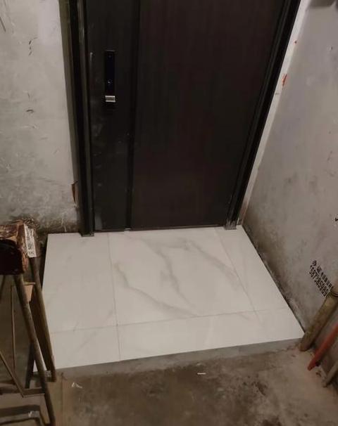 水泥地面铺设材料全解析：瓷砖、木地板与毯子选择指南