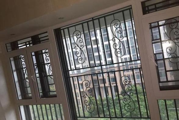 高层阳台封窗玻璃与铝型材选择指南