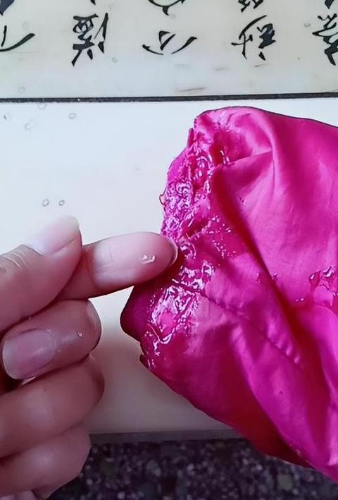 巧除衣物502胶水渍，轻松还原衣物整洁
