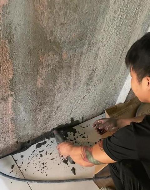 卫生间地砖缝填充：水泥浆与填缝剂优劣对比