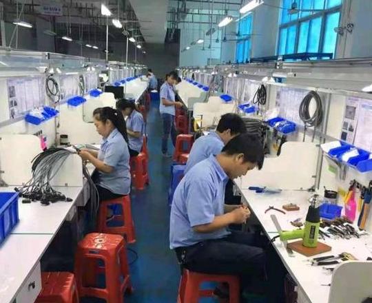 五金工艺厂工种解析：技工、CNC操作员与冲压工人职责详解