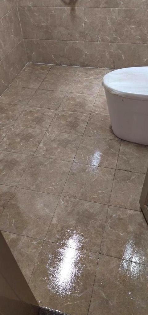 卫生间地砖缝渗水原因及处理方法全解析