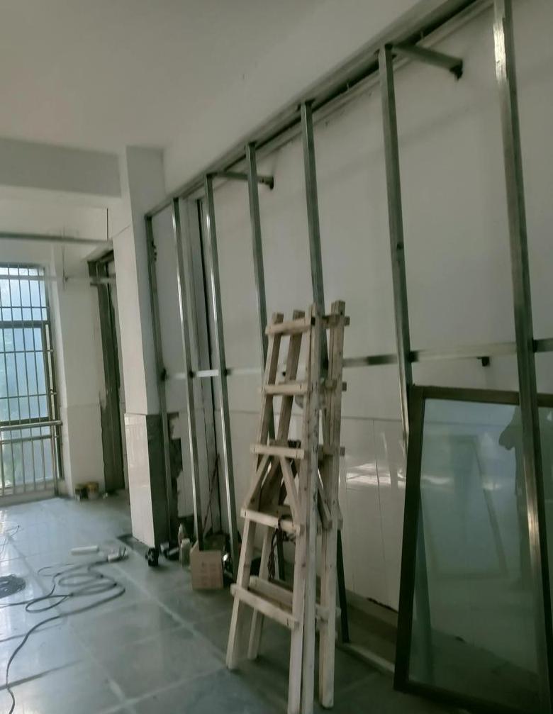 办公空间疏散走道玻璃隔断消防合规性解析