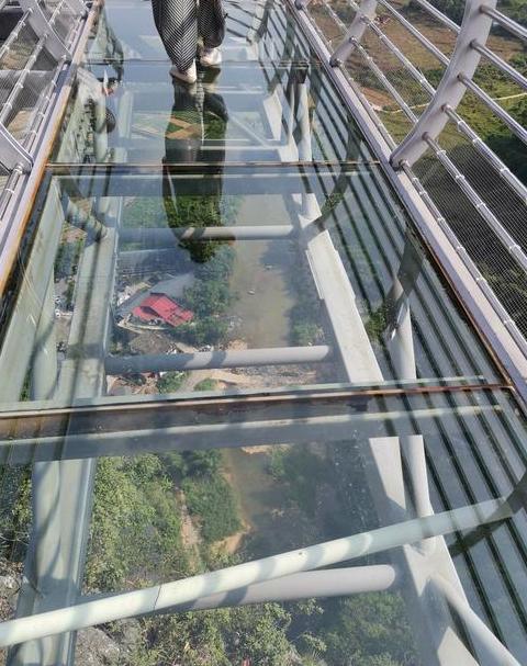 辽宁虎谷峡玻璃栈道事故原因及安全反思