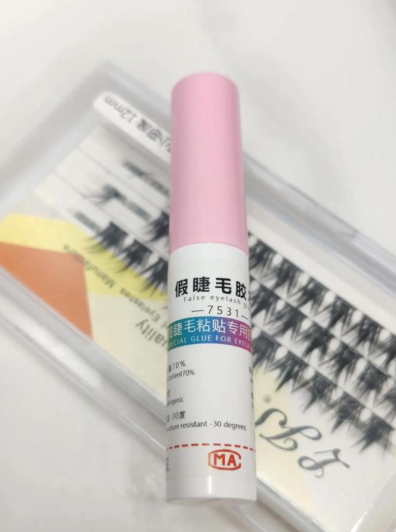 种睫毛胶水选择与处理指南