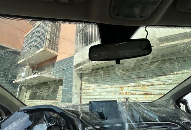 玻璃贴膜胶去除技巧及安全使用指南