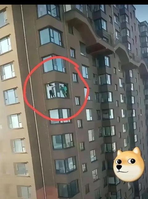 高层玻璃窗清洁攻略：专业技巧与实用工具
