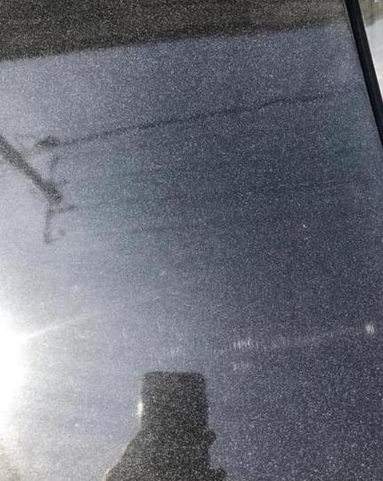 汽车挡风玻璃油膜清理与雨刮器更换攻略