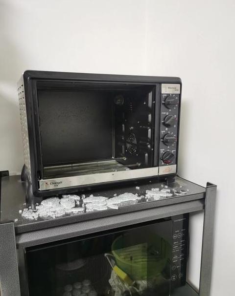 厨房玻璃门发霉处理攻略与烤箱玻璃门安全解析