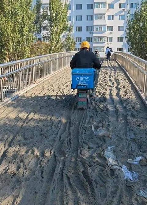 十公分水泥路面承重能力及造价解析