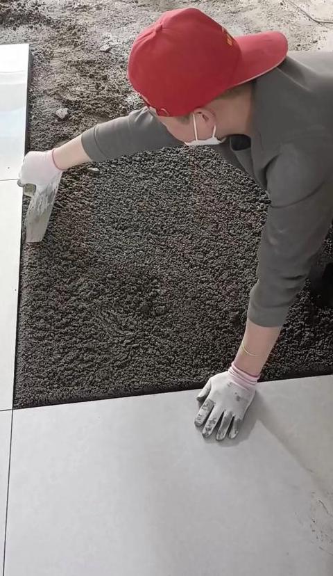 卧室装修巧铺地板，无需拆除地砖
