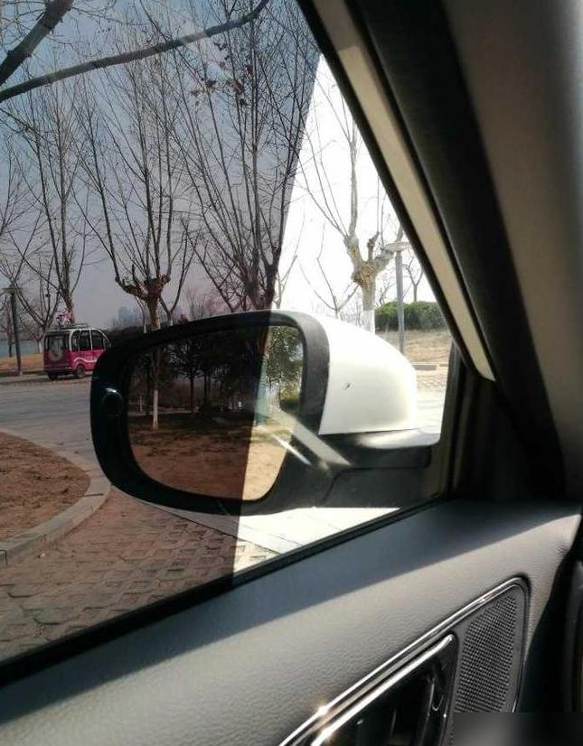 汽车膜太黑看不清后视镜？两大解决妙招！
